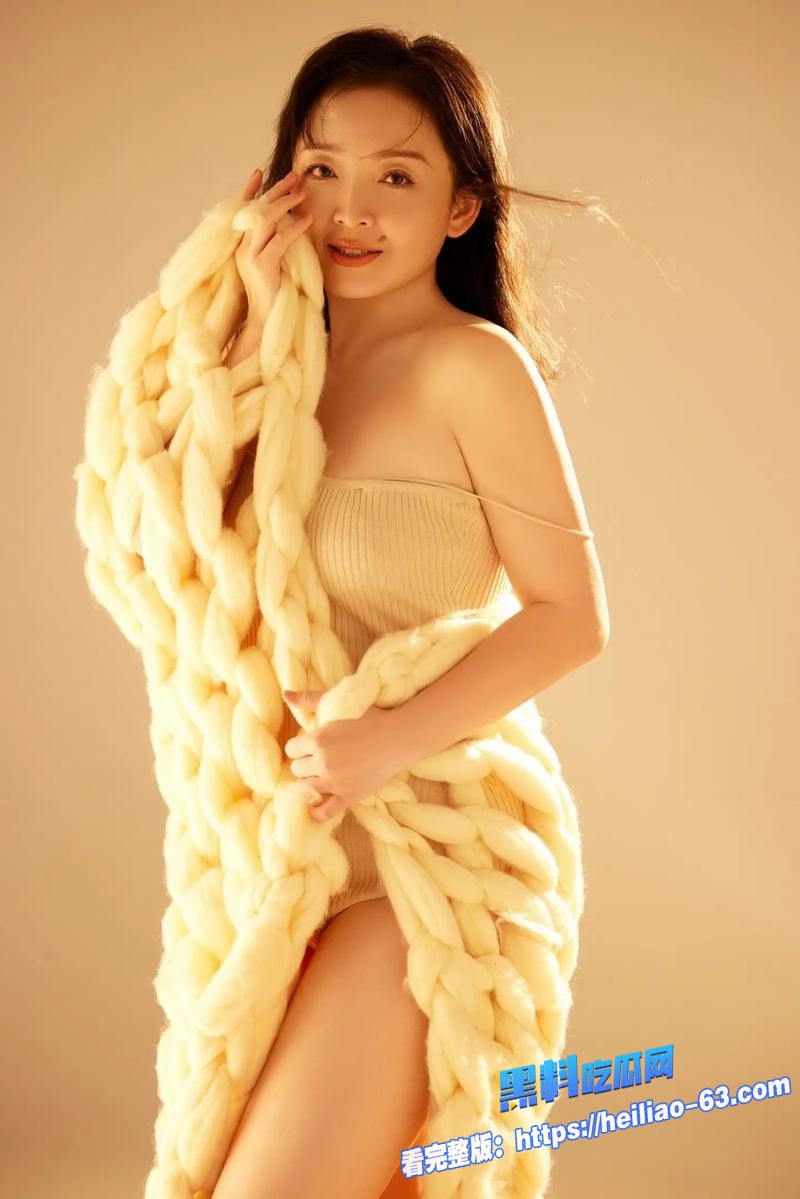 海角真实母子乱伦空姐小妈黑丝翘臀勾引儿子沙发猛操内射满逼还娇喘乘客轻点哦4 海角真实母子乱伦空姐小妈黑丝翘臀勾引儿子沙发猛操内射满逼还娇喘乘客轻点哦4