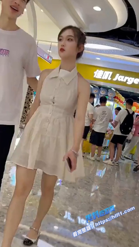 街头抄底偷拍！白皙小姐姐与男女逛街被抄底 透明蕾丝花内内 逼毛忽隐忽现！1