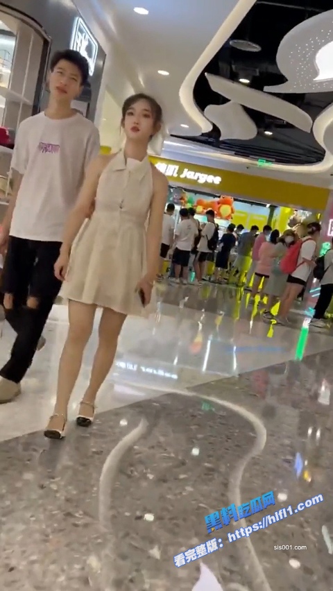 街头抄底偷拍！白皙小姐姐与男女逛街被抄底 透明蕾丝花内内 逼毛忽隐忽现！2
