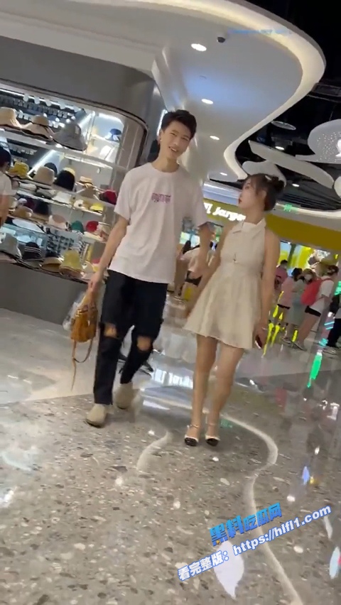 街头抄底偷拍！白皙小姐姐与男女逛街被抄底 透明蕾丝花内内 逼毛忽隐忽现！3
