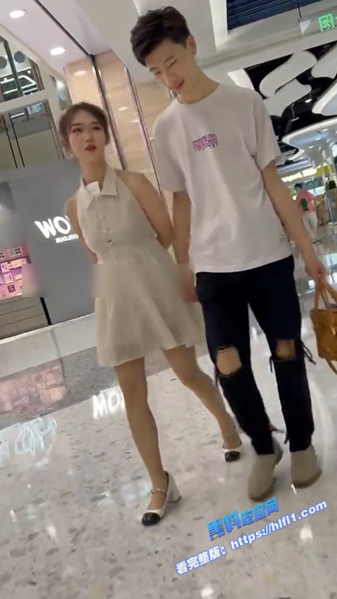街头抄底偷拍！白皙小姐姐与男女逛街被抄底 透明蕾丝花内内 逼毛忽隐忽现！7