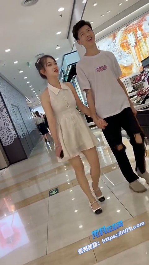 街头抄底偷拍！白皙小姐姐与男女逛街被抄底 透明蕾丝花内内 逼毛忽隐忽现！9
