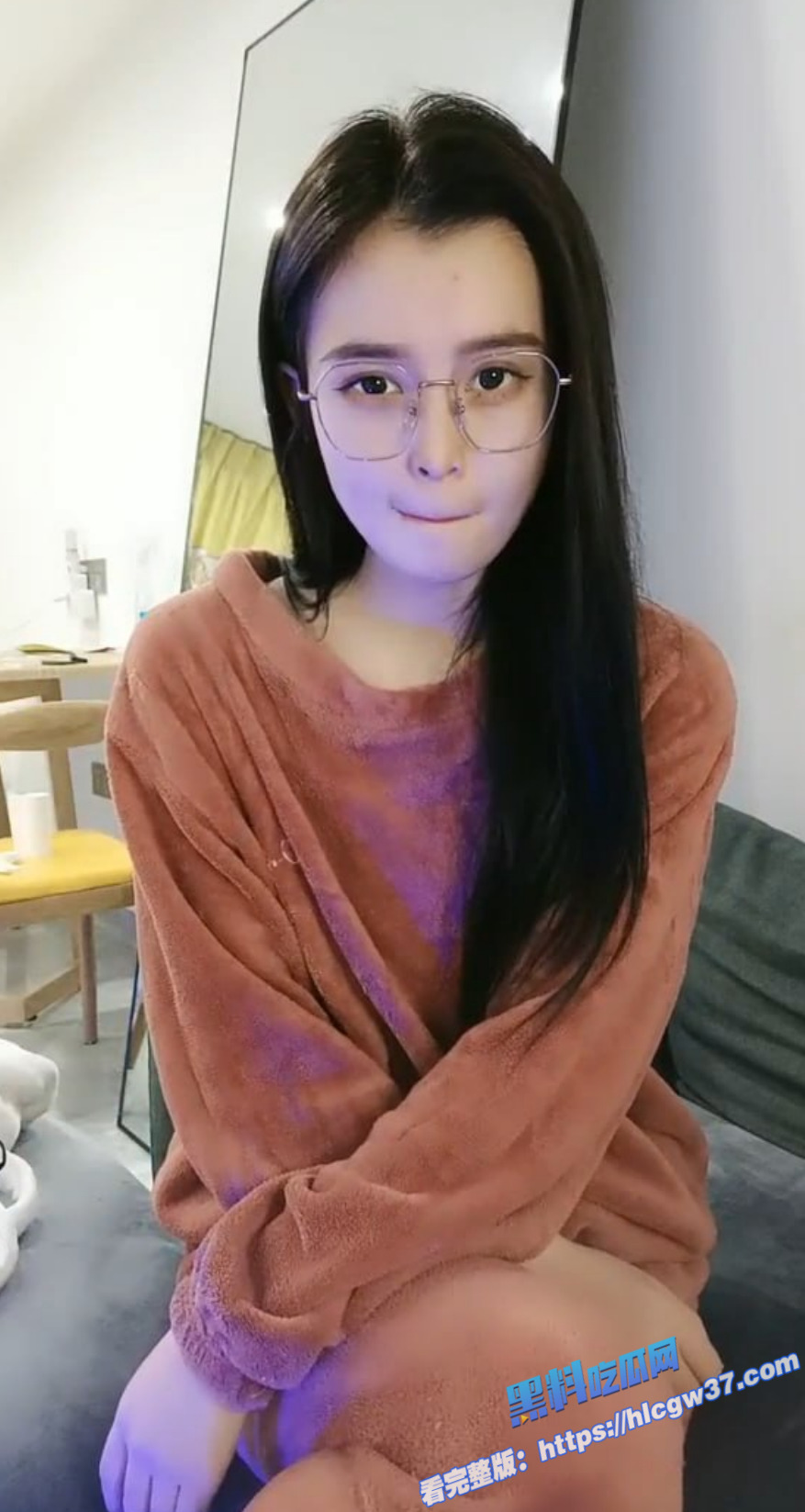 4高颜值女神眼睛妹 取下眼镜化身母狗反差 私拍裸照视频展示粉粉的小穴