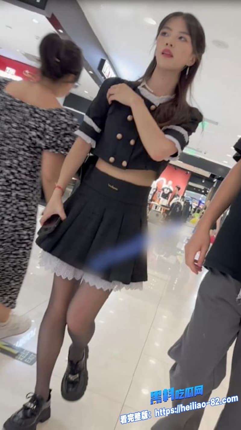 民间偷拍大神商场尾随抄底黑丝少女镜头直奔裙底看的小编下面都要硬爆了1