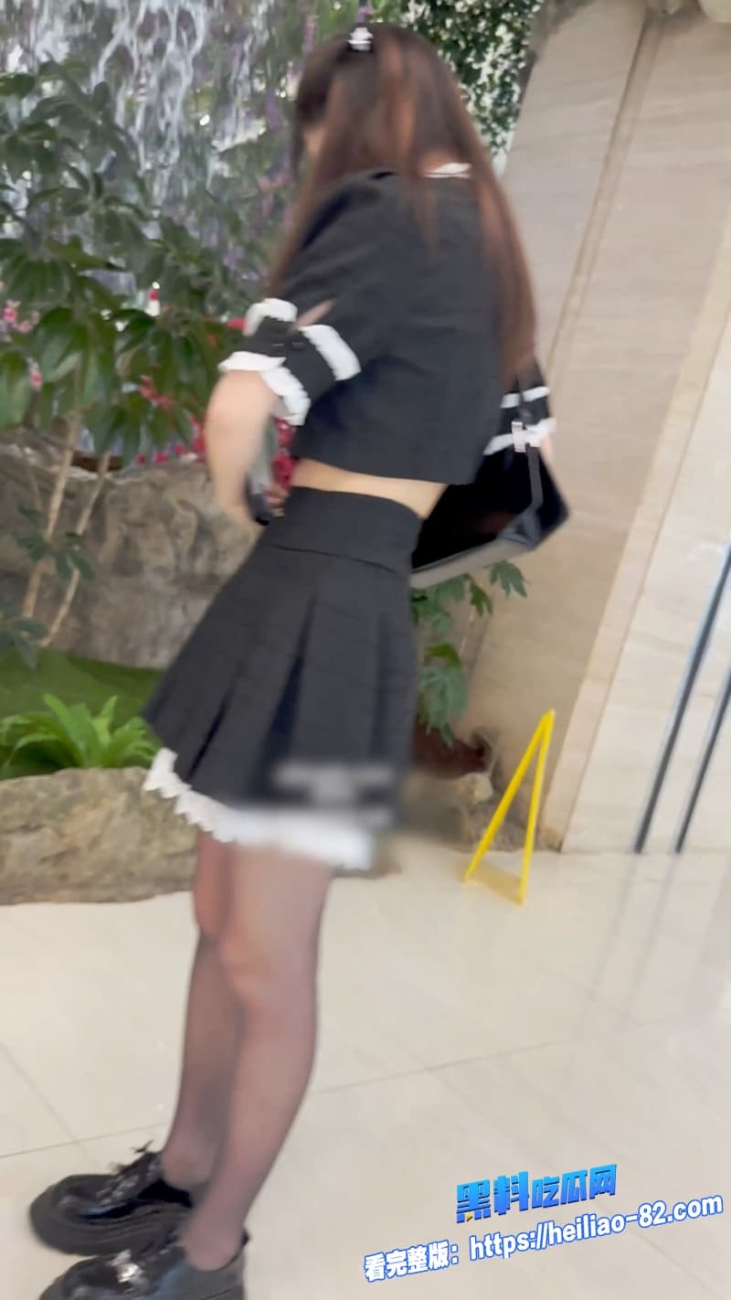 民间偷拍大神商场尾随抄底黑丝少女镜头直奔裙底看的小编下面都要硬爆了8