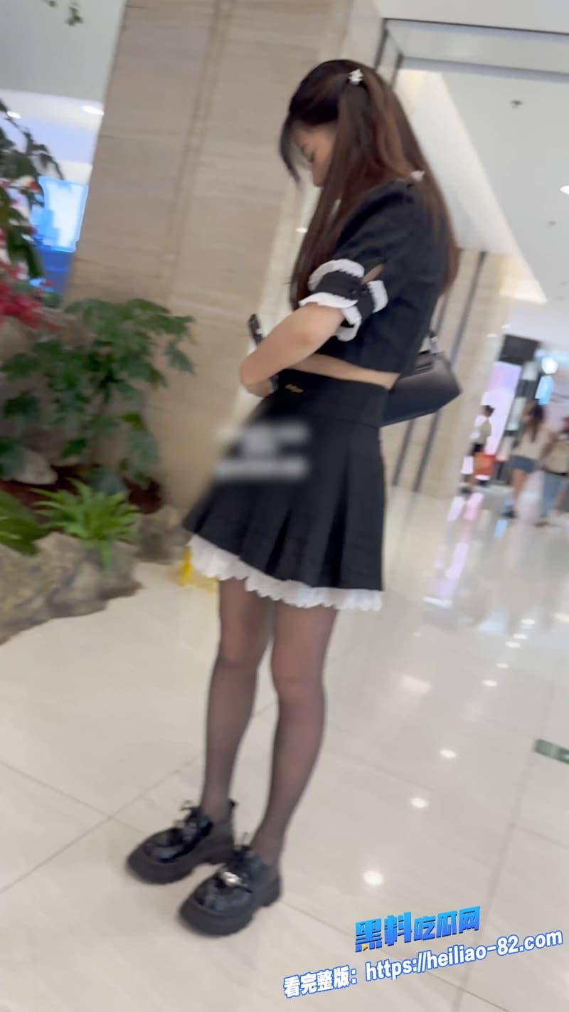 民间偷拍大神商场尾随抄底黑丝少女镜头直奔裙底看的小编下面都要硬爆了9