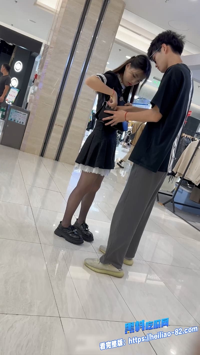 民间偷拍大神商场尾随抄底黑丝少女镜头直奔裙底看的小编下面都要硬爆了10