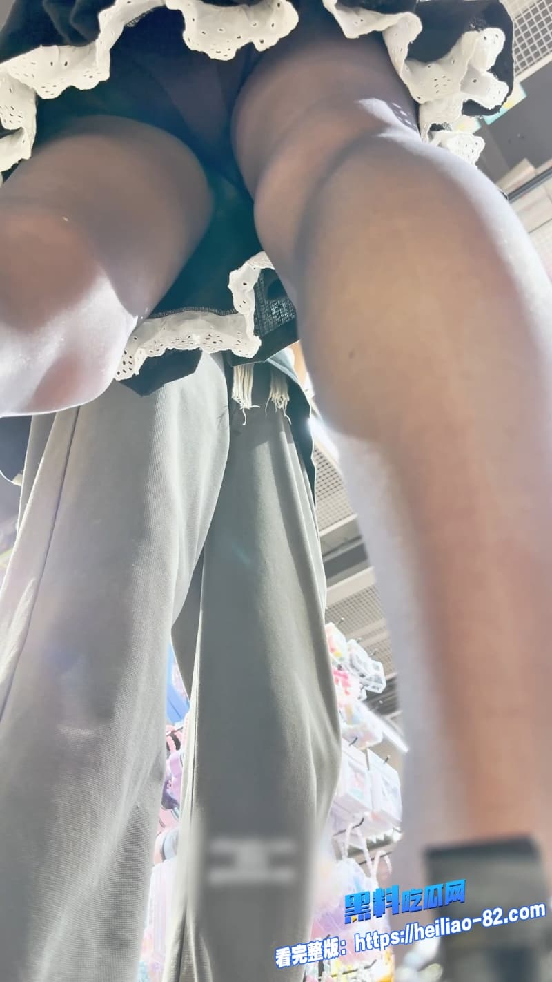 民间偷拍大神商场尾随抄底黑丝少女镜头直奔裙底看的小编下面都要硬爆了6