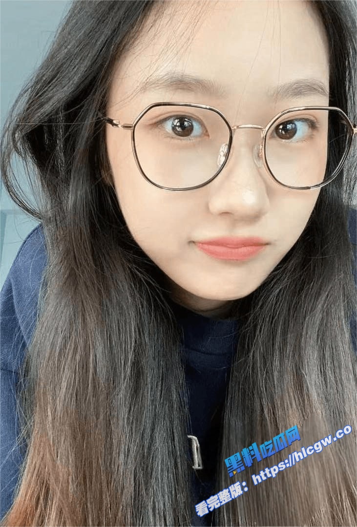 武汉服装学院大三学生 刘宝妍 在宿舍拉上窗帘搔首弄姿 大胆的直播自慰！图1