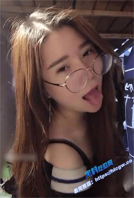 武汉服装学院大三学生 刘宝妍 在宿舍拉上窗帘搔首弄姿 大胆的直播自慰！图2