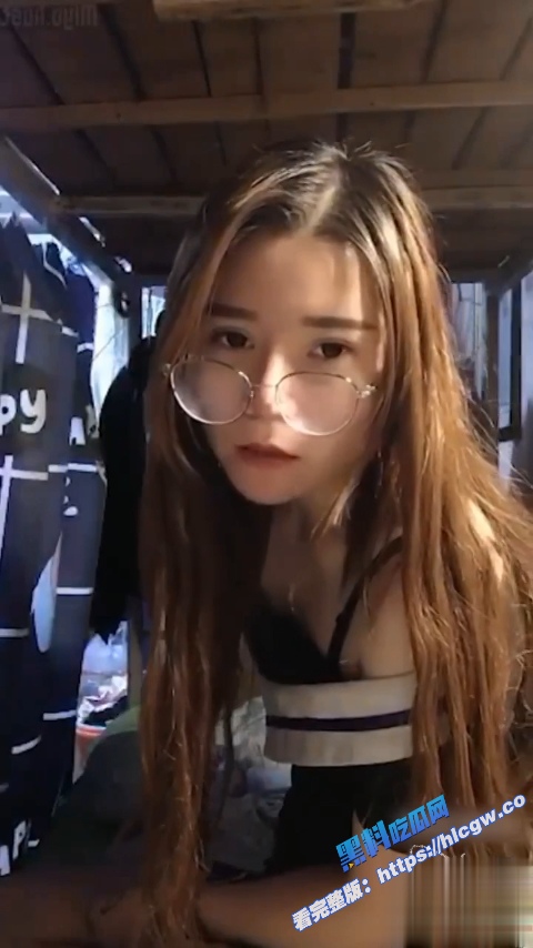 武汉服装学院大三学生 刘宝妍 在宿舍拉上窗帘搔首弄姿 大胆的直播自慰！图4