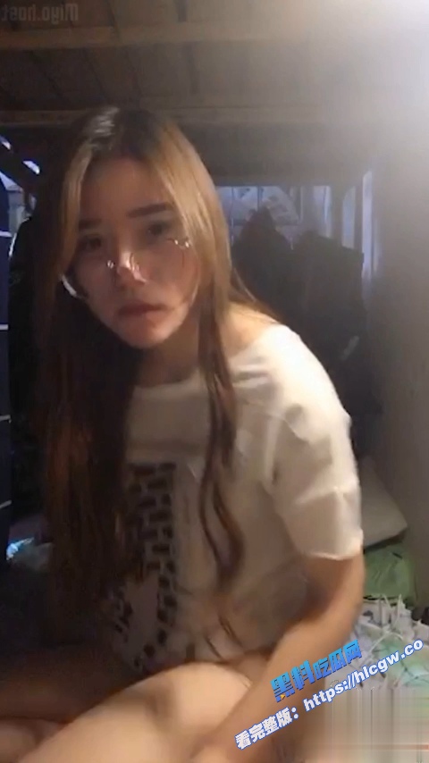 武汉服装学院大三学生 刘宝妍 在宿舍拉上窗帘搔首弄姿 大胆的直播自慰！图5
