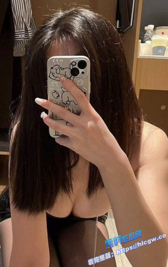 大一清纯反差学妹 大一新生被学长调教沦为母狗 带着兔尾肛塞 小穴等着被学长插入！图1