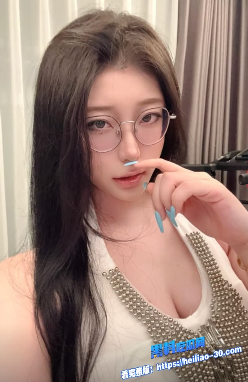 J罩杯近视反差女友和男友直播视频意外流出爆乳翘臀被内射猛干 浓精喷骚穴太顶了 1 J罩杯近视反差女友和男友直播视频意外流出爆乳翘臀被内射猛干 浓精喷骚穴太顶了 1