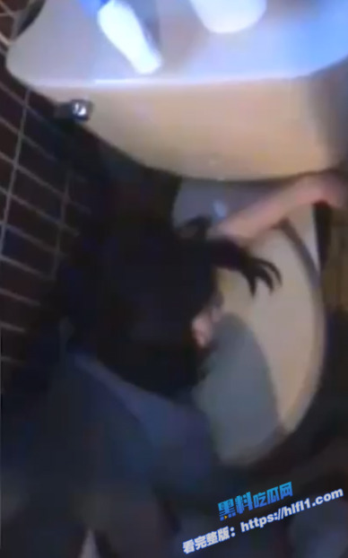 酒吧捡尸！在酒吧厕所里发现一个巨乳少妇 大奶子真刺激 逼里还热乎滑溜！1