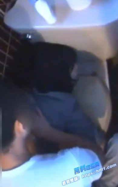 酒吧捡尸！在酒吧厕所里发现一个巨乳少妇 大奶子真刺激 逼里还热乎滑溜！2
