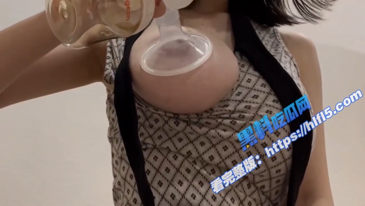 日本推特巨乳福利姬 kaori_xoxo 向观众展示吸奶器的正确使用方法 这奶子奶水一定很多！8