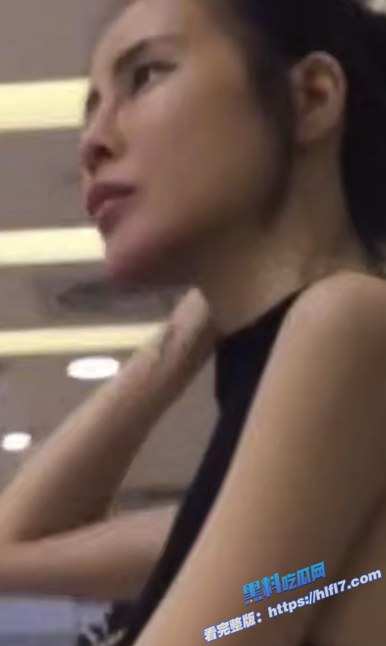 街头抄底偷拍！大神商场抄底包臀裙美女 小姐姐居然没穿内裤 多毛肥鲍清晰可见！1