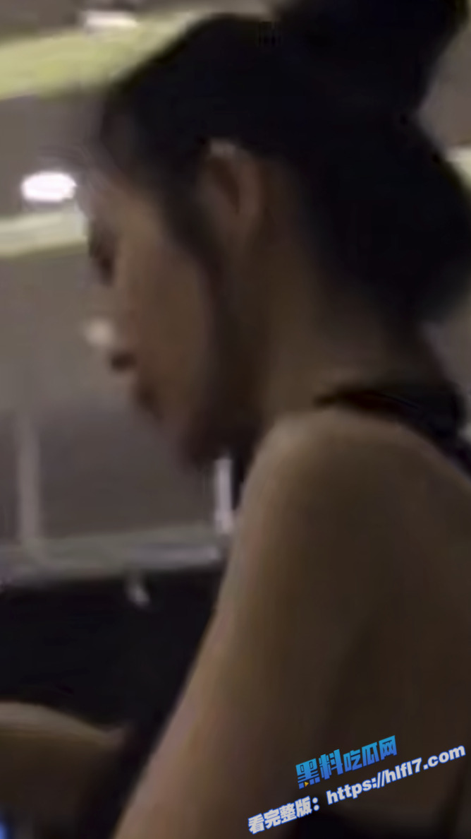 街头抄底偷拍！大神商场抄底包臀裙美女 小姐姐居然没穿内裤 多毛肥鲍清晰可见！2