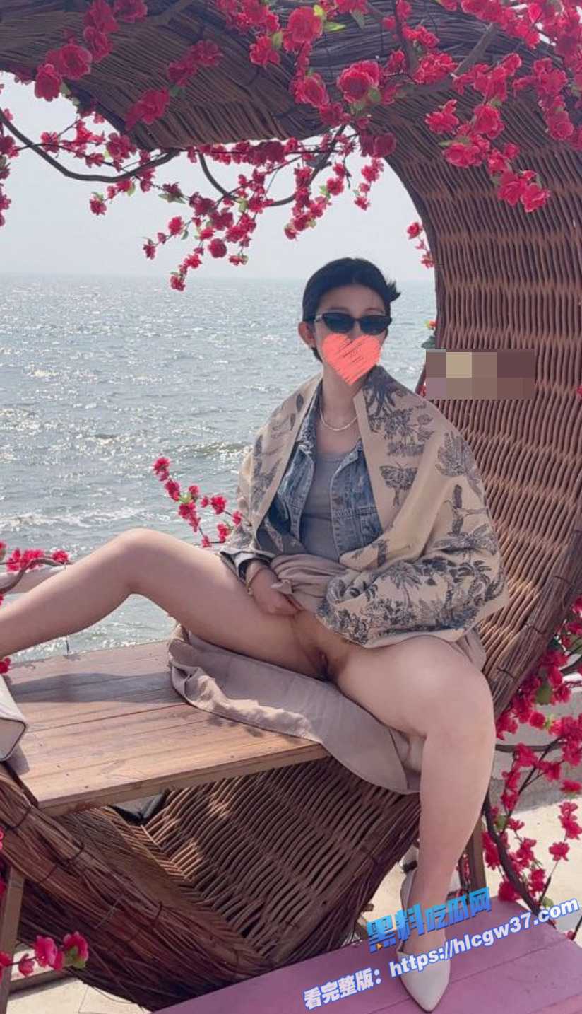 2推特已婚颜值人妻 爱妻yy 大尺度户外露出 丝袜足控肥臀啪啪后入福利流出