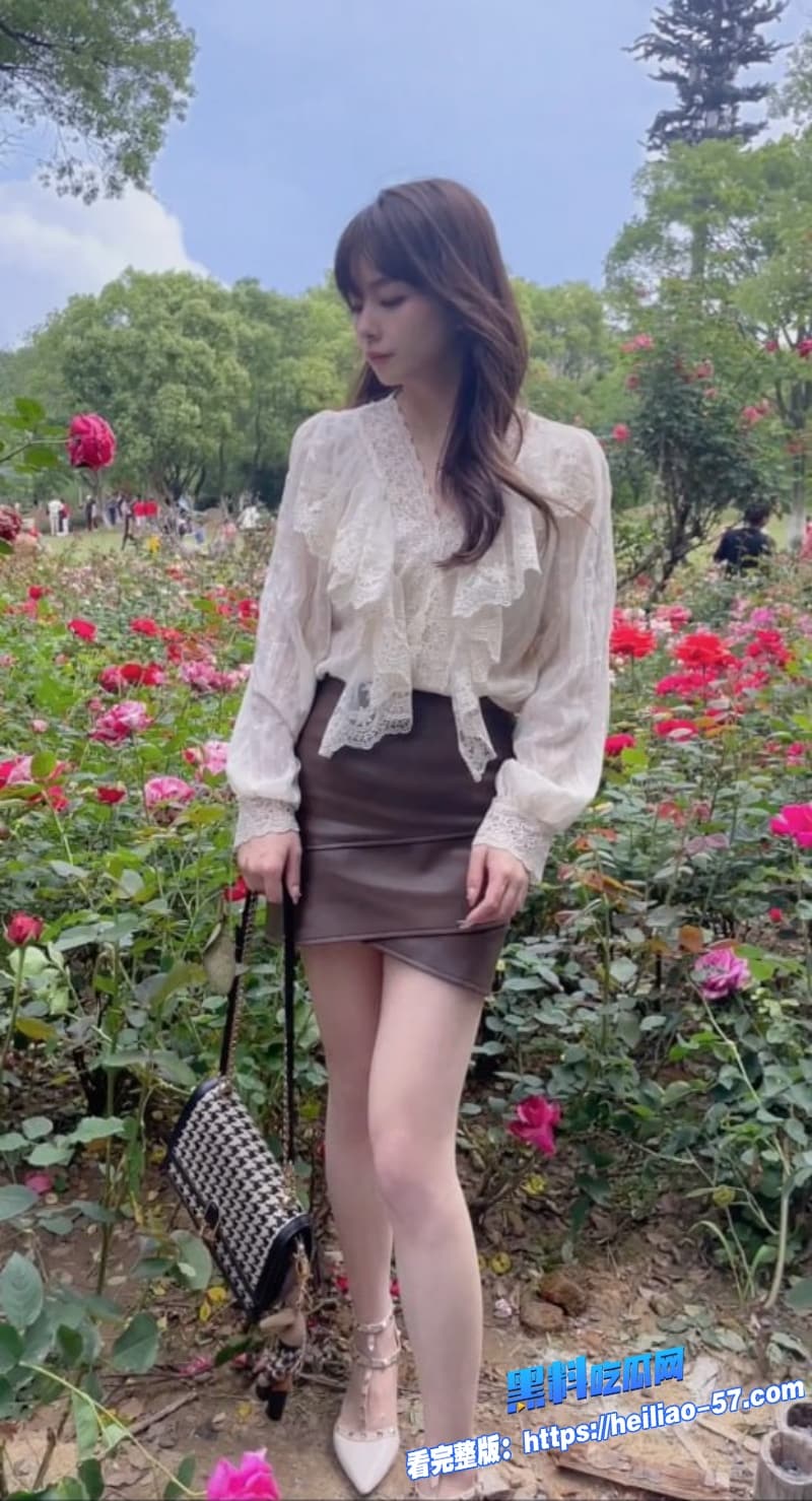 高颜值眼镜女神被倒挂金钩爆菊狂操性爱姿势娴熟的让人心疼1 高颜值眼镜女神被倒挂金钩爆菊狂操性爱姿势娴熟的让人心疼1