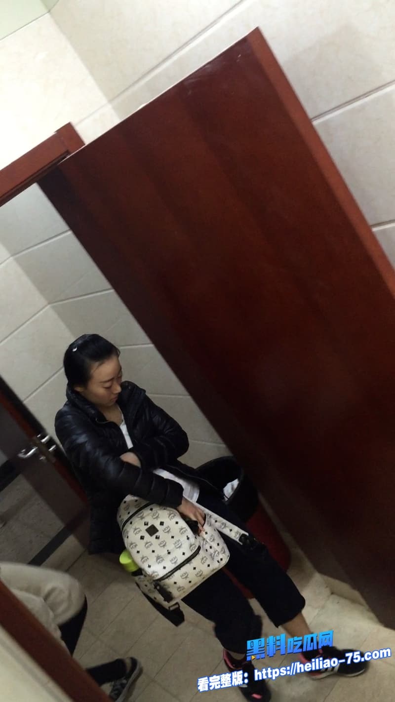 厕所偷拍系列无敌学弟女厕偷拍高颜值学姐嫩B高清角度诱惑值直接拉满3