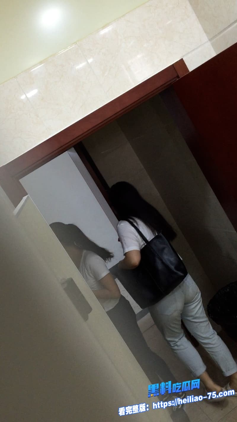 厕所偷拍系列无敌学弟女厕偷拍高颜值学姐嫩B高清角度诱惑值直接拉满7