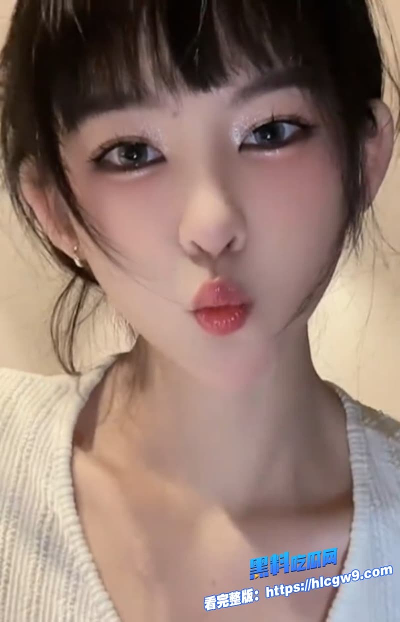 浴室无套双插太猛光头大汉双洞齐开大奶美女爽到哭喊求饶这波硬核现场直接把人看炸1