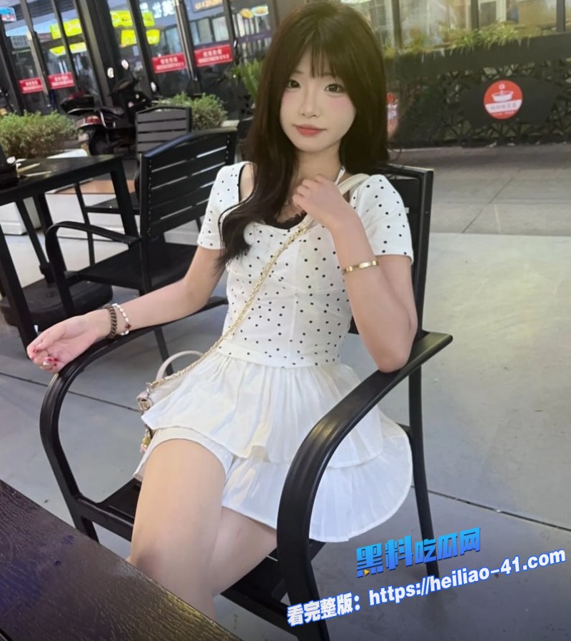 兄妹乱伦可爱表妹被表哥灌酒微醺后彻底放开用大肉棒猛插粉嫩小穴1 兄妹乱伦可爱表妹被表哥灌酒微醺后彻底放开用大肉棒猛插粉嫩小穴1