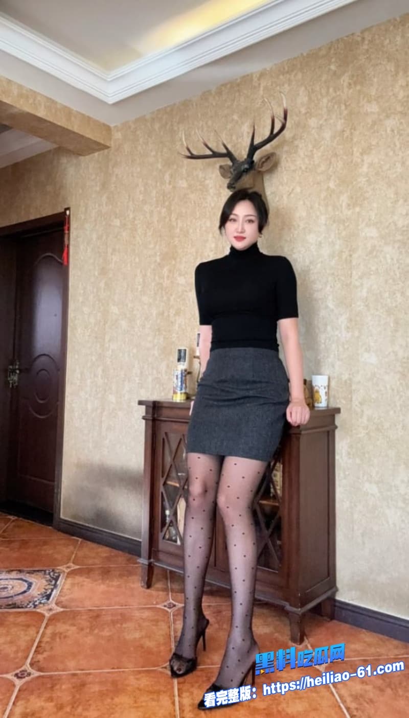 高颜值反差女神身穿性感红丝袜全程露脸舔巨屌白虎嫩穴遭男友疯狂抽插到高潮8
