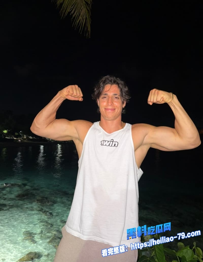加拿大炮王Gattouz 大屌猛干冰凌紫萱娇小人妻被操到腿软高潮连连15