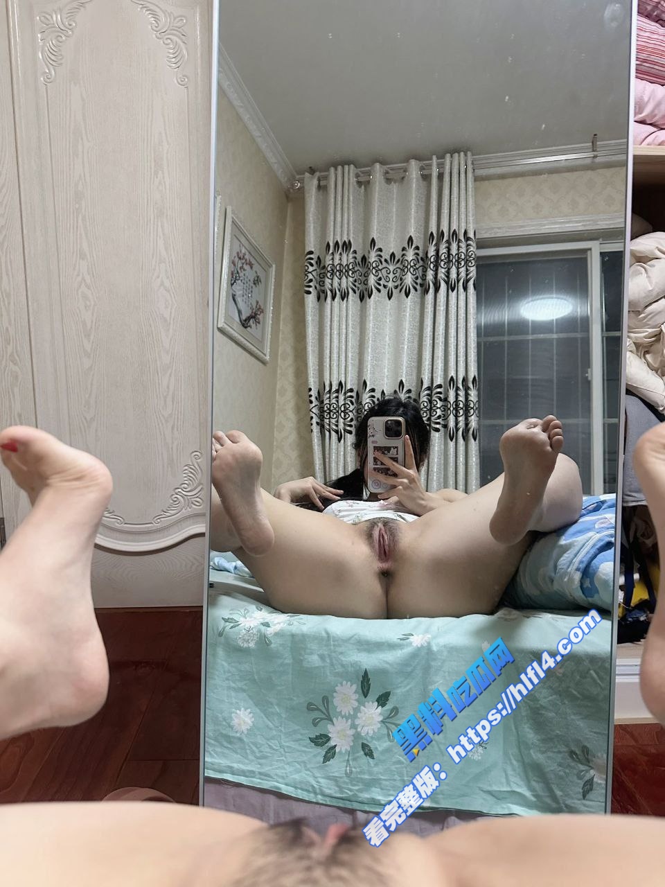 大学刚毕业的学妹公司的前台 被老板命令在家拍自慰视频 晚上还要陪老板朋友 图6