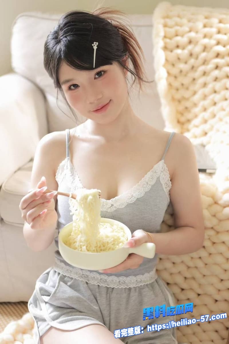 海角兄妹乱伦车上狭小空间遭哥哥无套狂操白虎嫩穴妹妹技术娴熟的堪称AV女优1 海角兄妹乱伦车上狭小空间遭哥哥无套狂操白虎嫩穴妹妹技术娴熟的堪称AV女优1