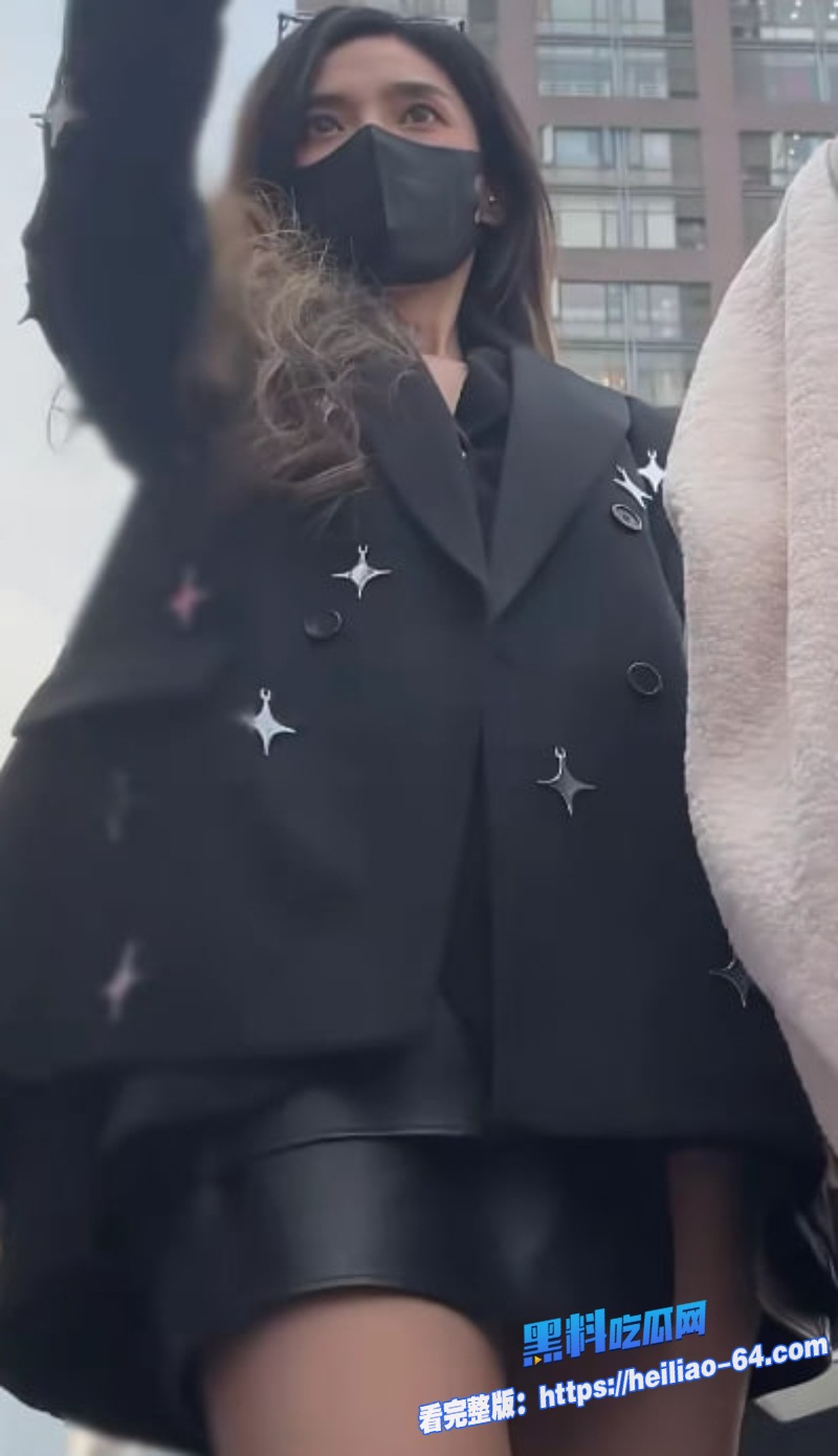 黄发御姐美女街头逛街被偷拍白色小内裤清纯外表下藏着骚劲太勾人了1