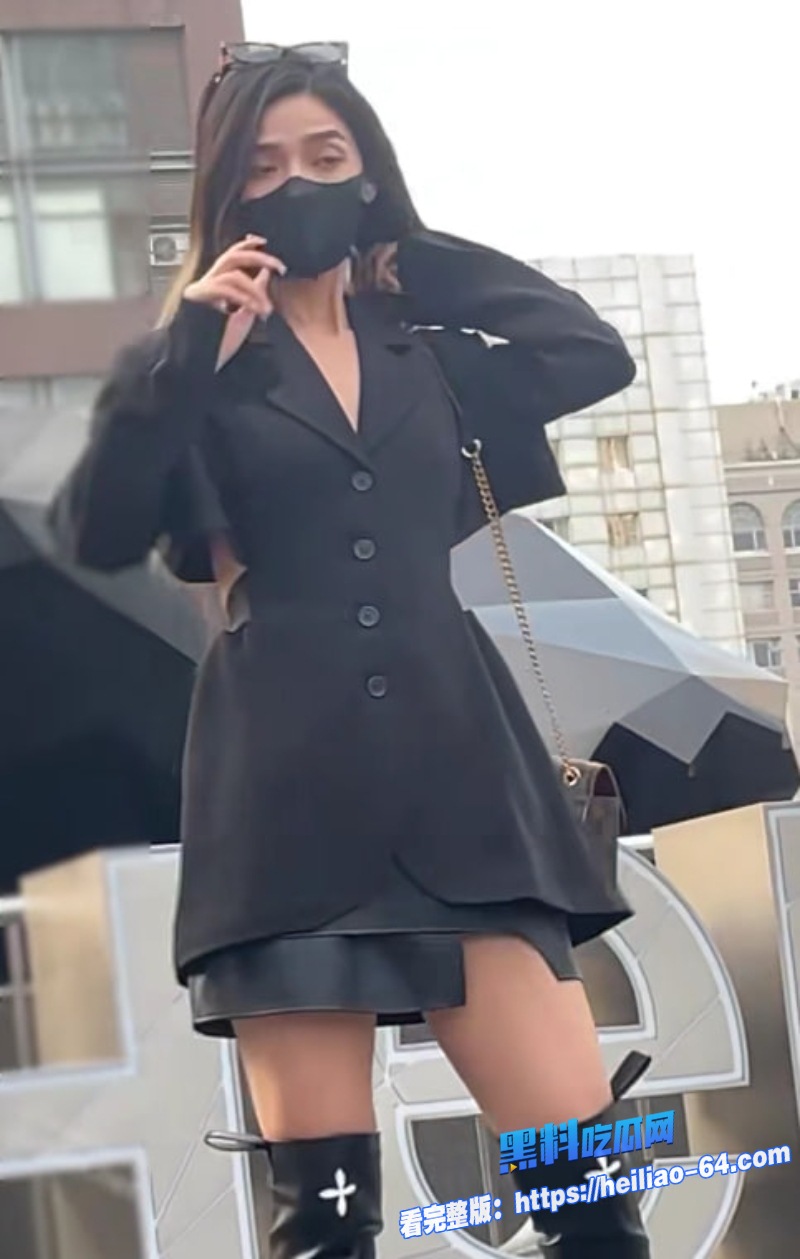 黄发御姐美女街头逛街被偷拍白色小内裤清纯外表下藏着骚劲太勾人了2