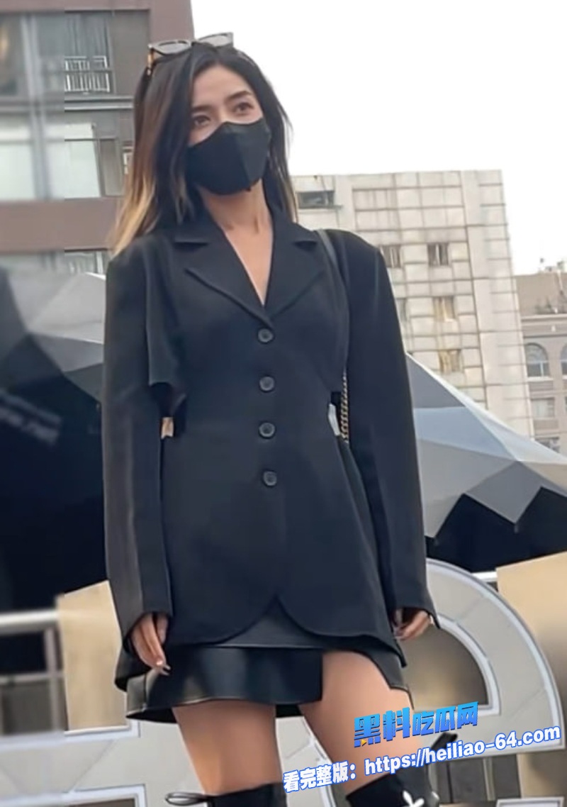 黄发御姐美女街头逛街被偷拍白色小内裤清纯外表下藏着骚劲太勾人了3