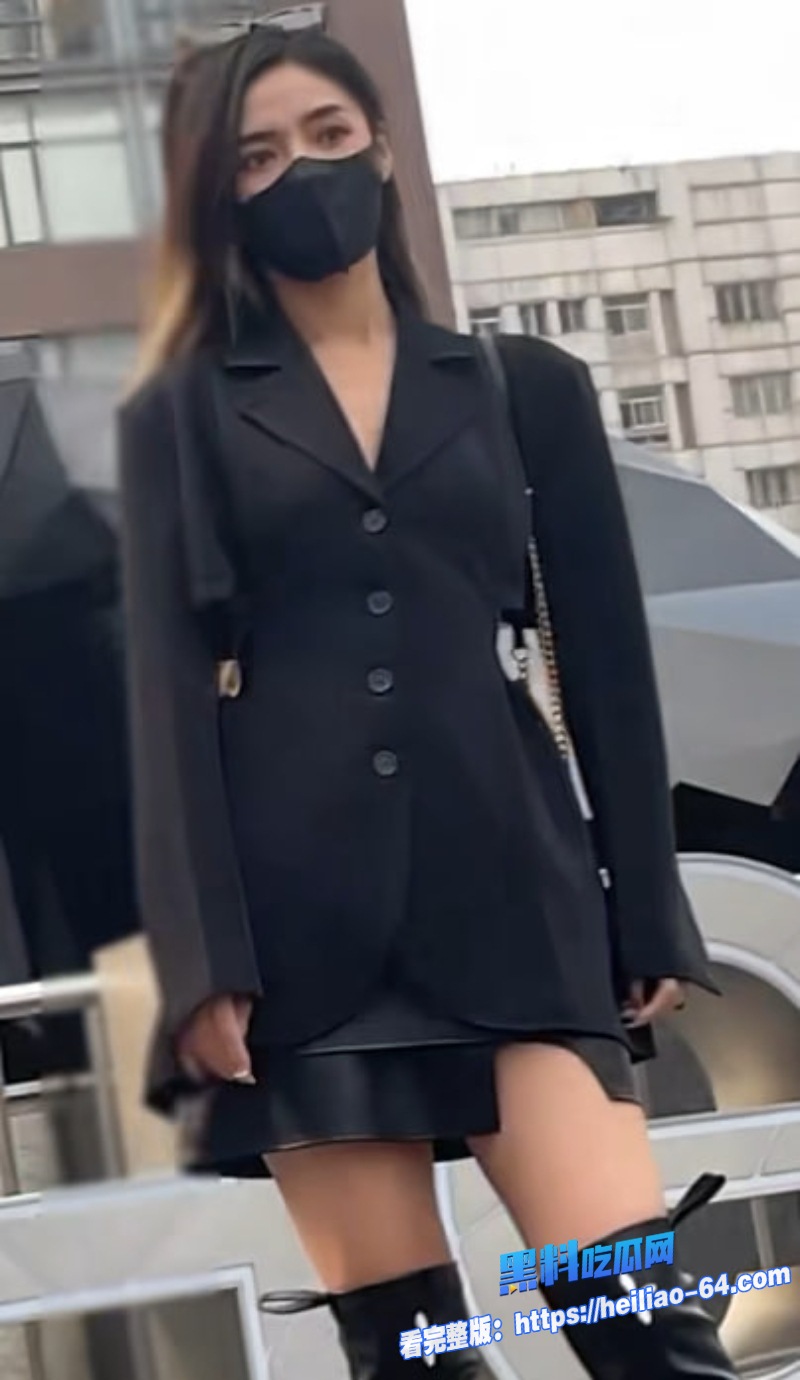 黄发御姐美女街头逛街被偷拍白色小内裤清纯外表下藏着骚劲太勾人了4