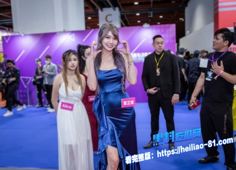 台湾大奶纹身御姐黎芷媗给客户裆部纹身看见巨屌直接忍不住被操瘫沙发上2
