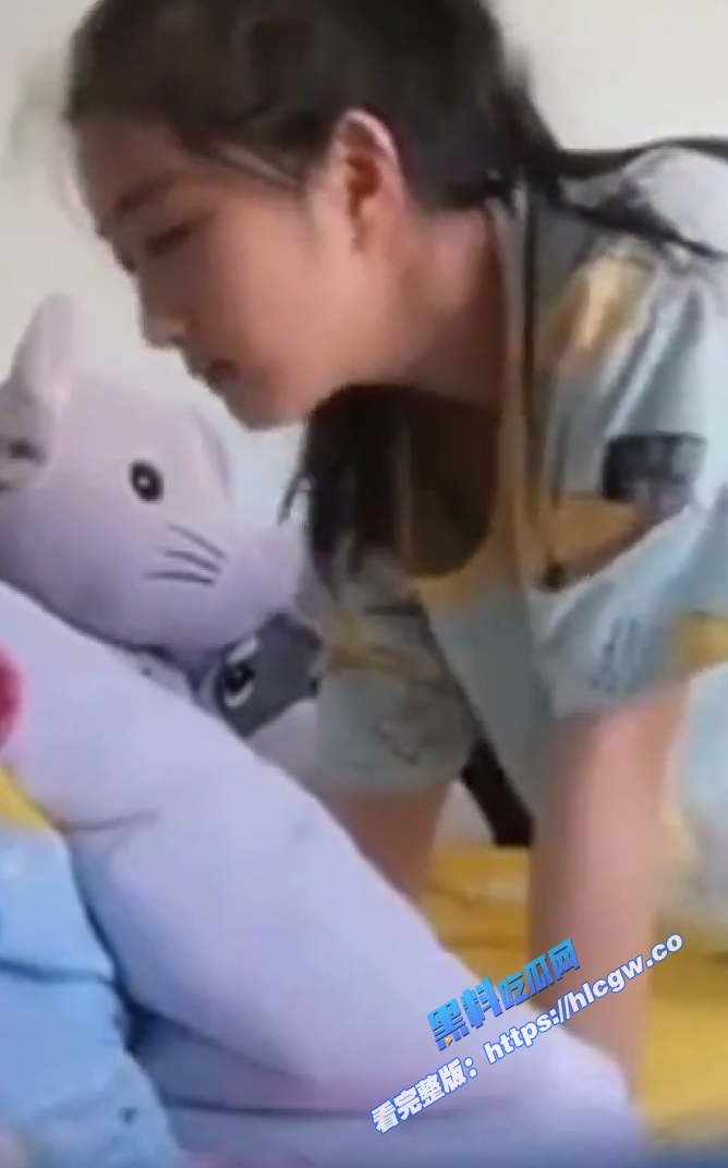 真实兄妹乱伦！ 表妹放假回家看到哥哥还是忍不住了 最终沦为性奴 表妹做爱时直呼哥哥你插的我舒服！图1