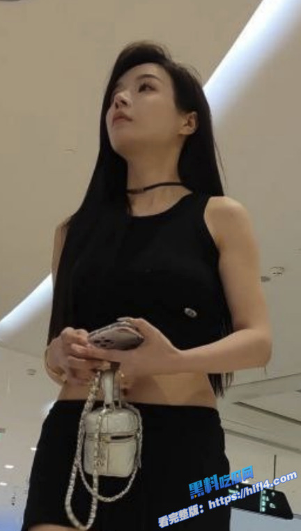 街头抄底偷拍！商场偷拍黑色超短裙美眉 露脐装性感大美女 肥臀夹着白色内内若隐若现！1