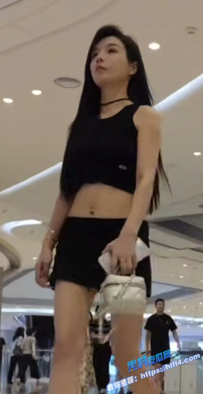 街头抄底偷拍！商场偷拍黑色超短裙美眉 露脐装性感大美女 肥臀夹着白色内内若隐若现！2