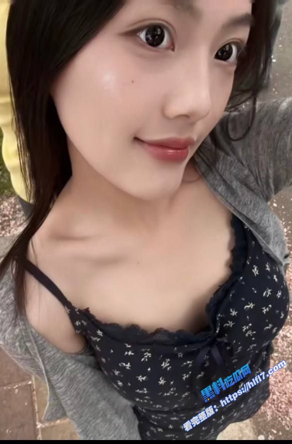 河北保定大学生 李雨珊 宿舍自拍裸体福利流出 完美酮体无毛嫩穴 让人把持不住！3