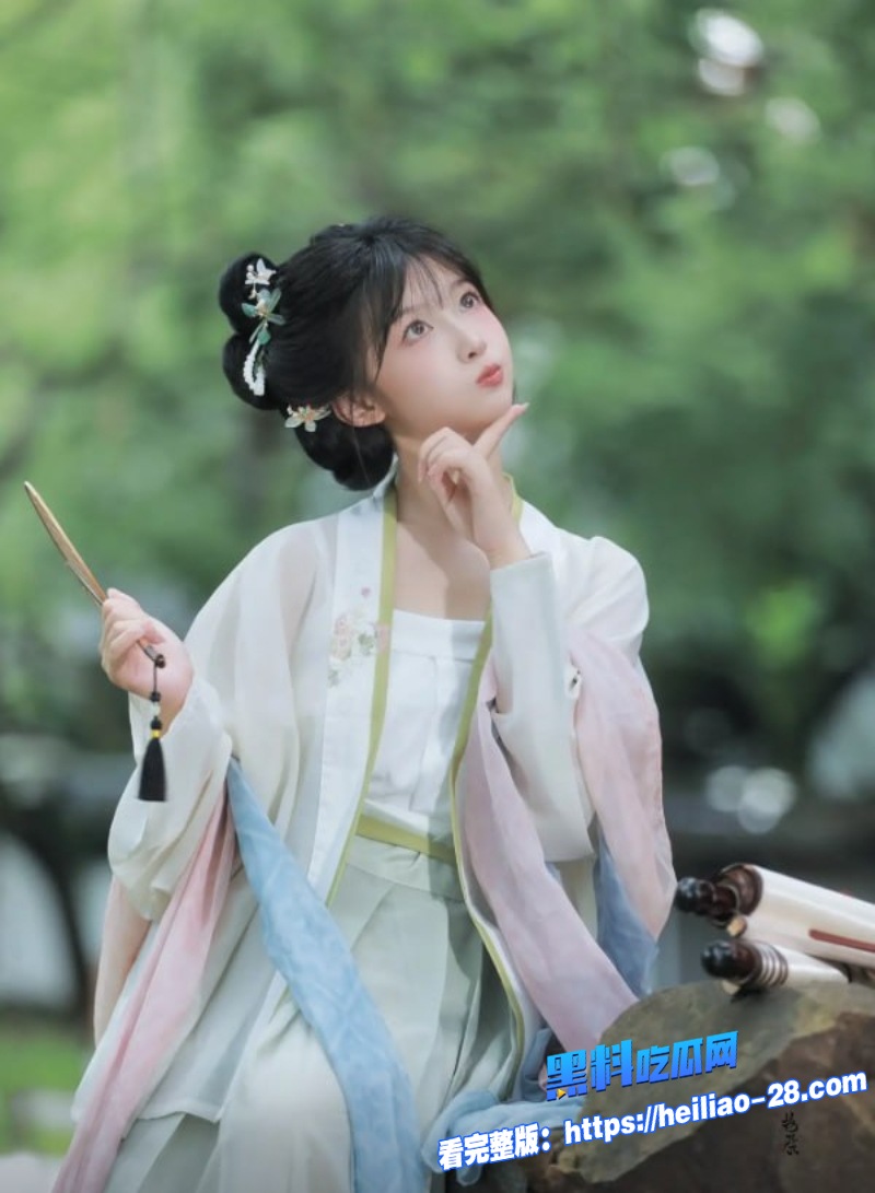 宋氏汉服小姐姐私密视频流出这妹子穿汉服胸大到衣服都快撑不住脱了直接巨乳晃眼2 宋氏汉服小姐姐私密视频流出这妹子穿汉服胸大到衣服都快撑不住脱了直接巨乳晃眼2