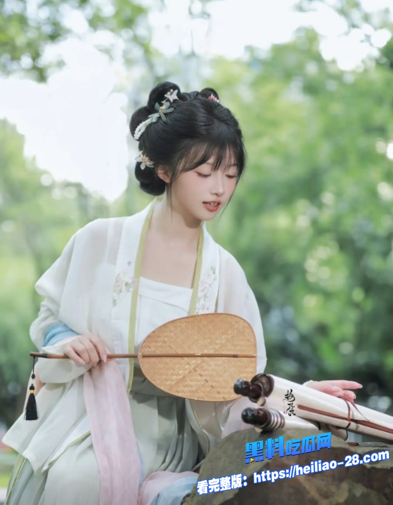 宋氏汉服小姐姐私密视频流出这妹子穿汉服胸大到衣服都快撑不住脱了直接巨乳晃眼6 宋氏汉服小姐姐私密视频流出这妹子穿汉服胸大到衣服都快撑不住脱了直接巨乳晃眼6