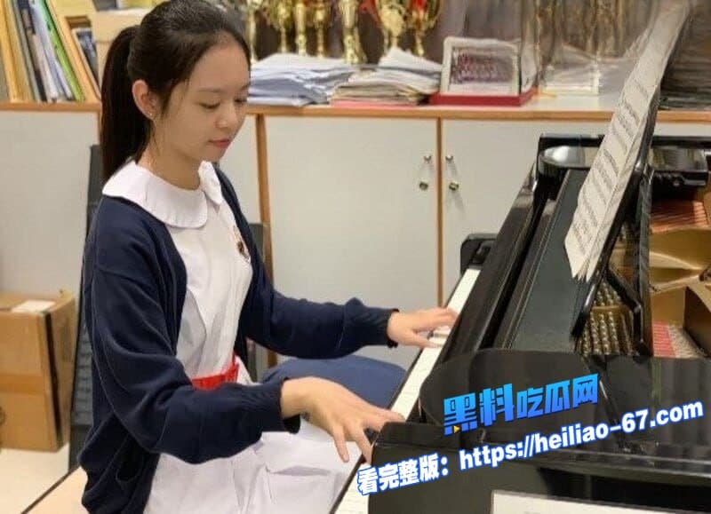 香港呆萌学生妹陈佳明被骗酒店拍裸体写真摄影师趁机潜规则操粉嫩小穴4