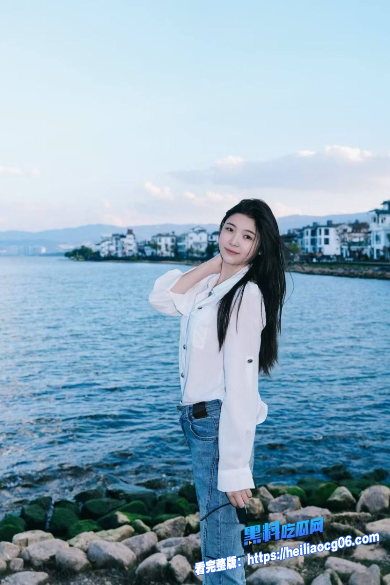 高颜值眼镜妹谷鲤里1