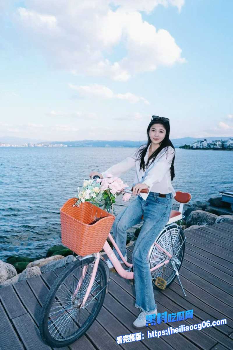高颜值眼镜妹谷鲤里2