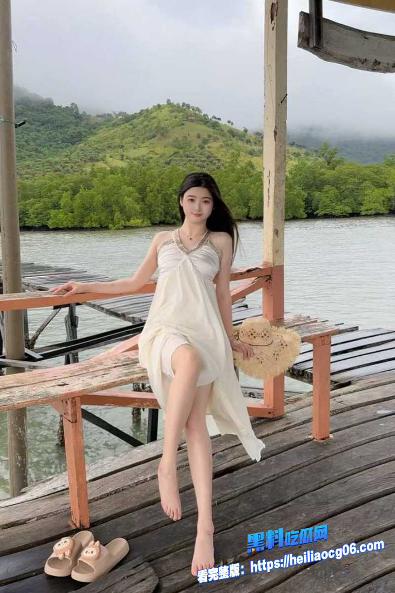 高颜值眼镜妹谷鲤里3
