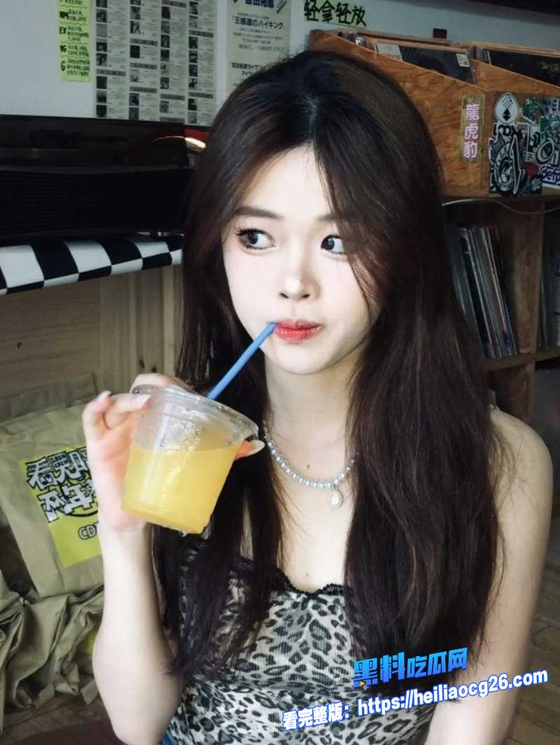 精神小妹主播yang818极限1打4群p做爱混战视频流出激情互动轮流抽插让人直呼过瘾4