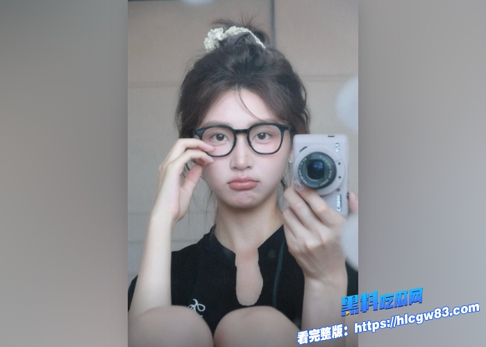 情侣私拍泄漏反差眼镜妹深喉口交 无毛嫩穴被无套狂干淫水四溢呻吟不止 女上骑乘骚气十足 1 情侣私拍泄漏反差眼镜妹深喉口交 无毛嫩穴被无套狂干淫水四溢呻吟不止 女上骑乘骚气十足 1